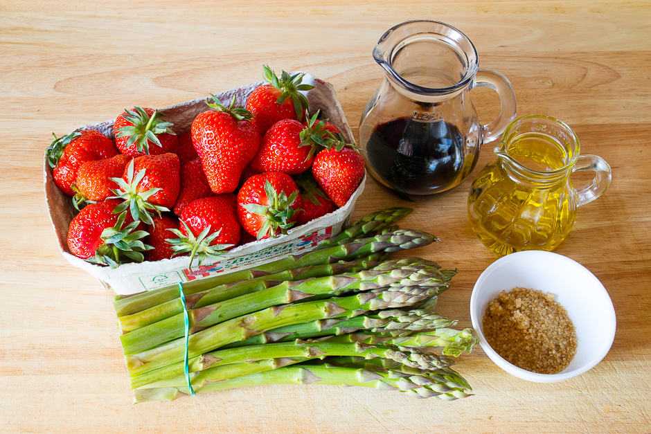 Ingredients asparagus, strawberries, balsamic vinegar, sugar. Now the asparagus and strawberry salad is prepared.