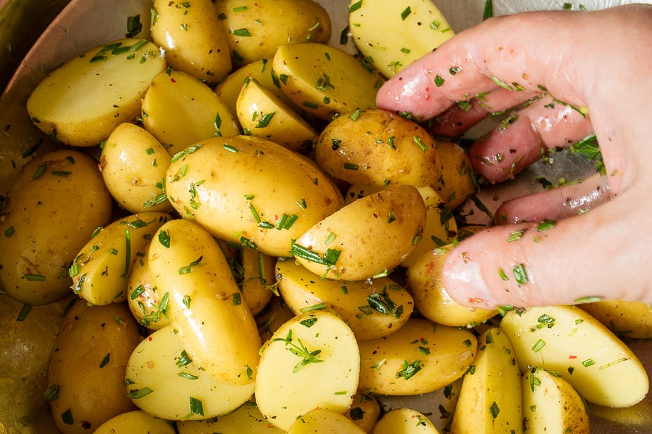 Mix the potatoes with the herbs.