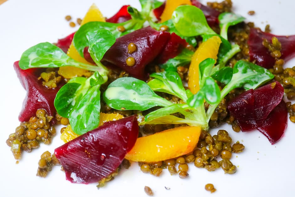 Serve the lentil salad with oranges, lamb's lettuce and beetroot