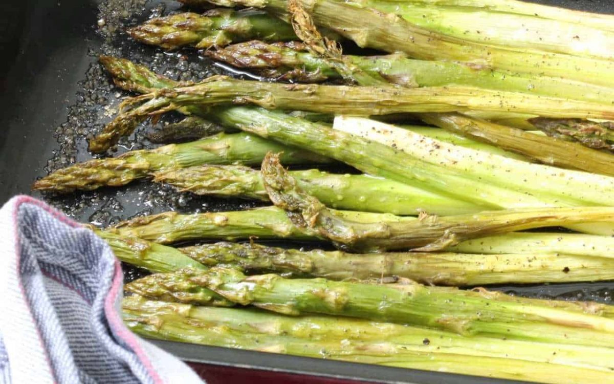 Grilled green asparagus