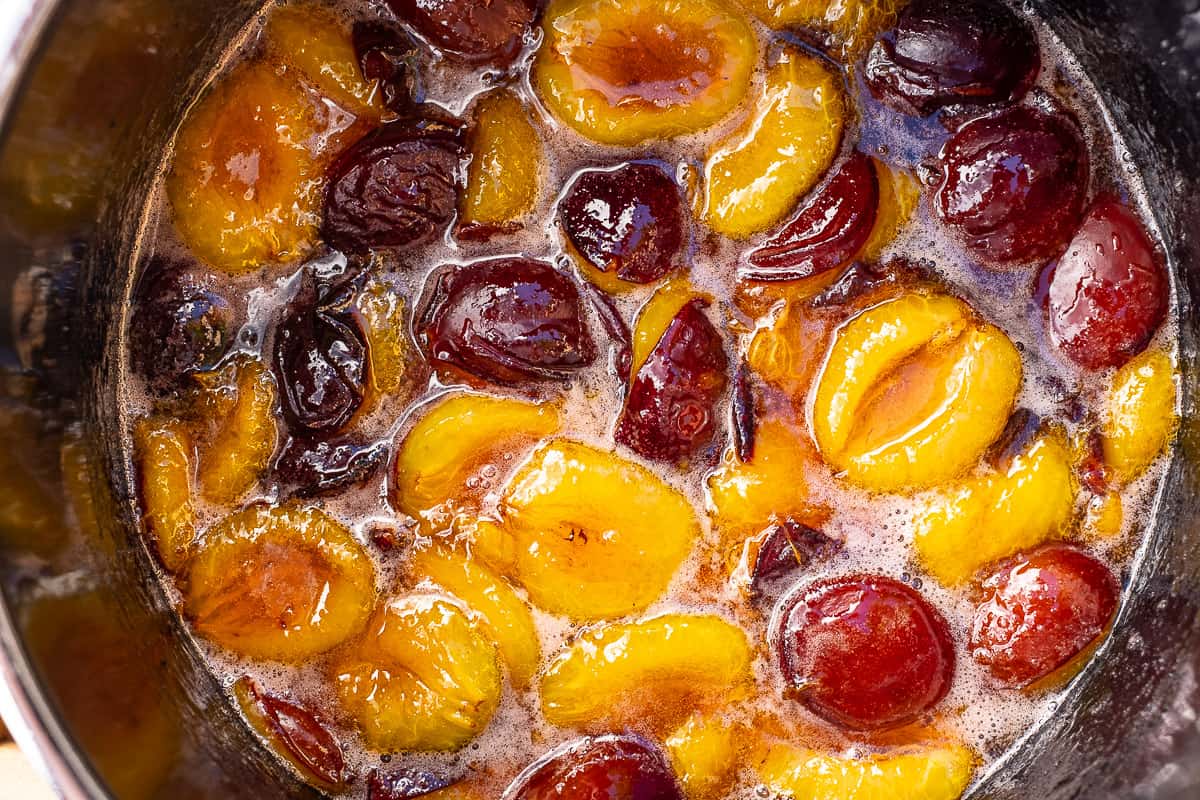 Bring the plums to the boil with the preserving sugar