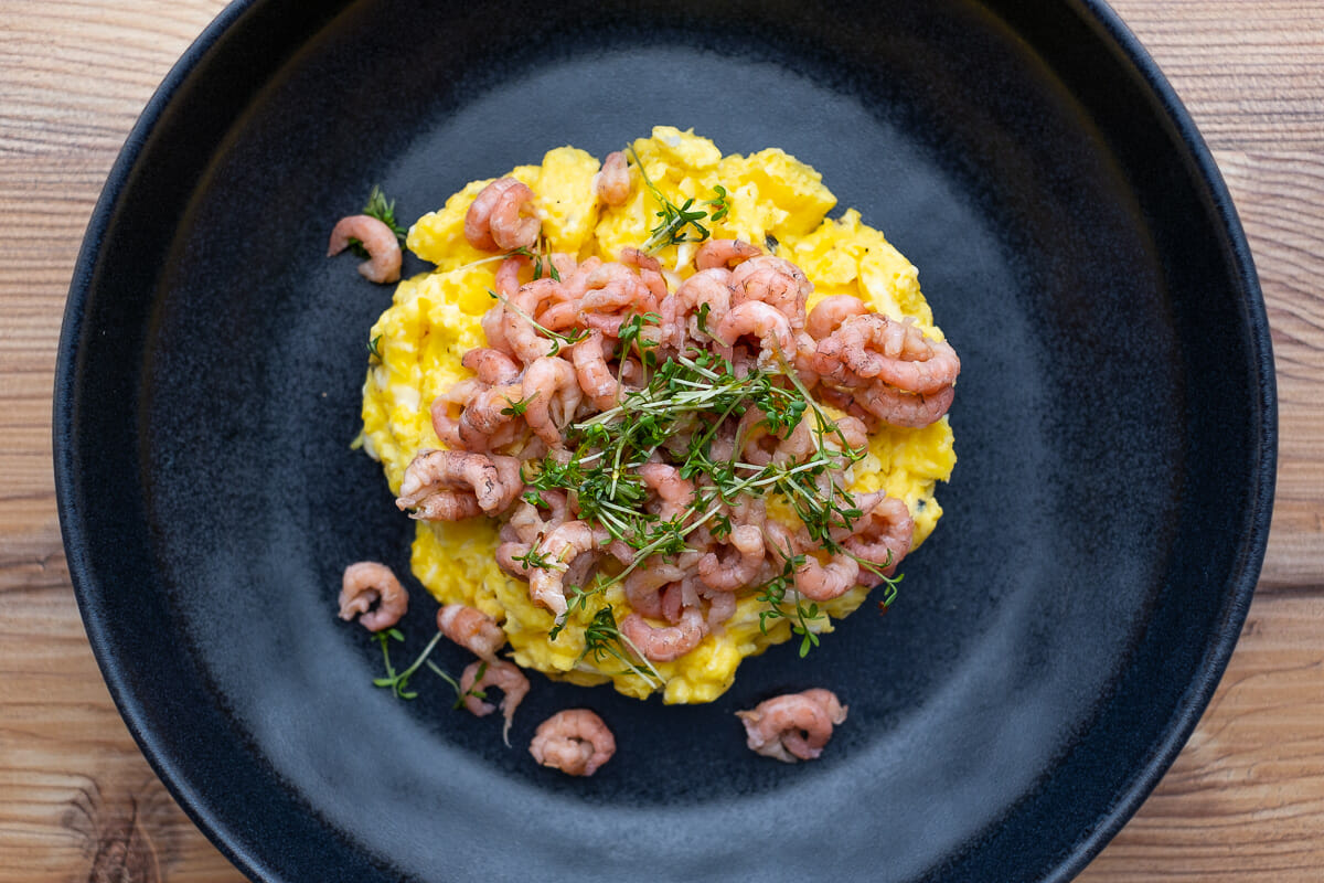 Scrambled eggs with prawns