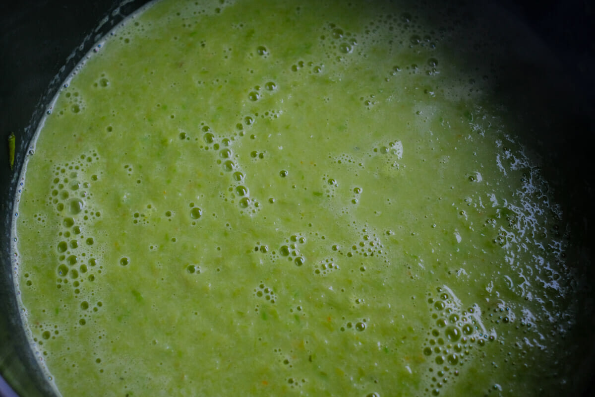 Mix up the green asparagus soup
