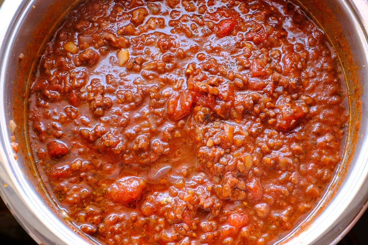 Minced meat sauce in the pot