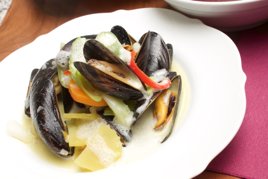 Mussels in white wine recipe image