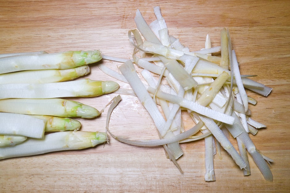 Peeled asparagus with asparagus spears