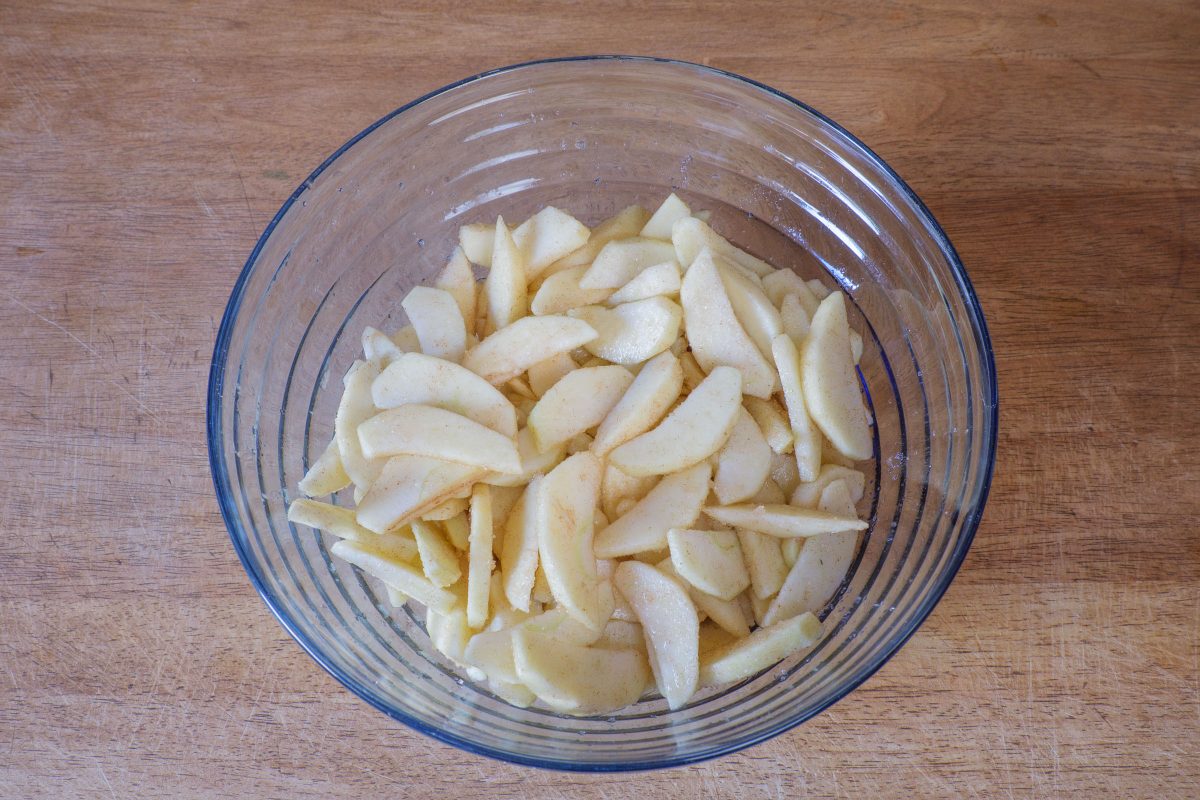 Marinate apple pieces