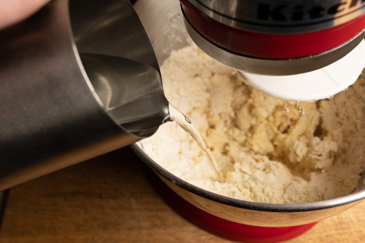 Mix the flour with the water for the pizza dough