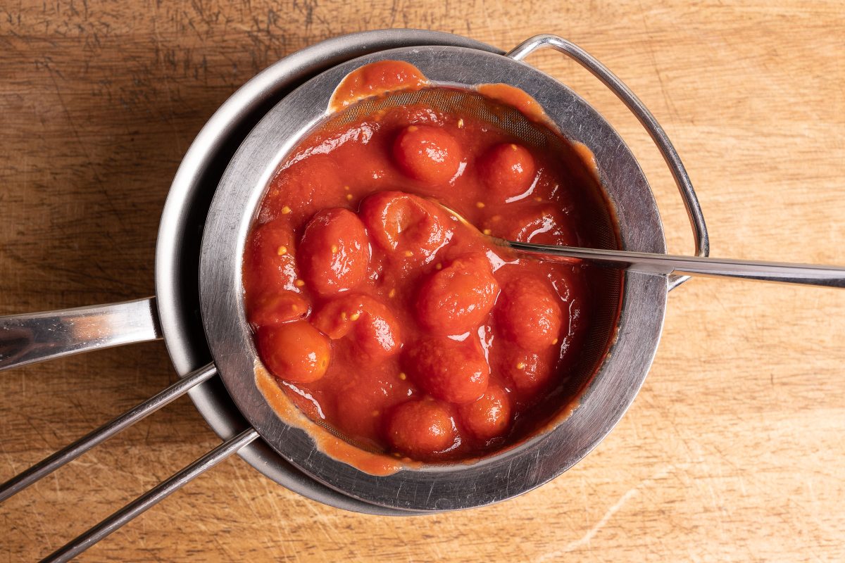 Pass tomatoes for pizza tomato sauce