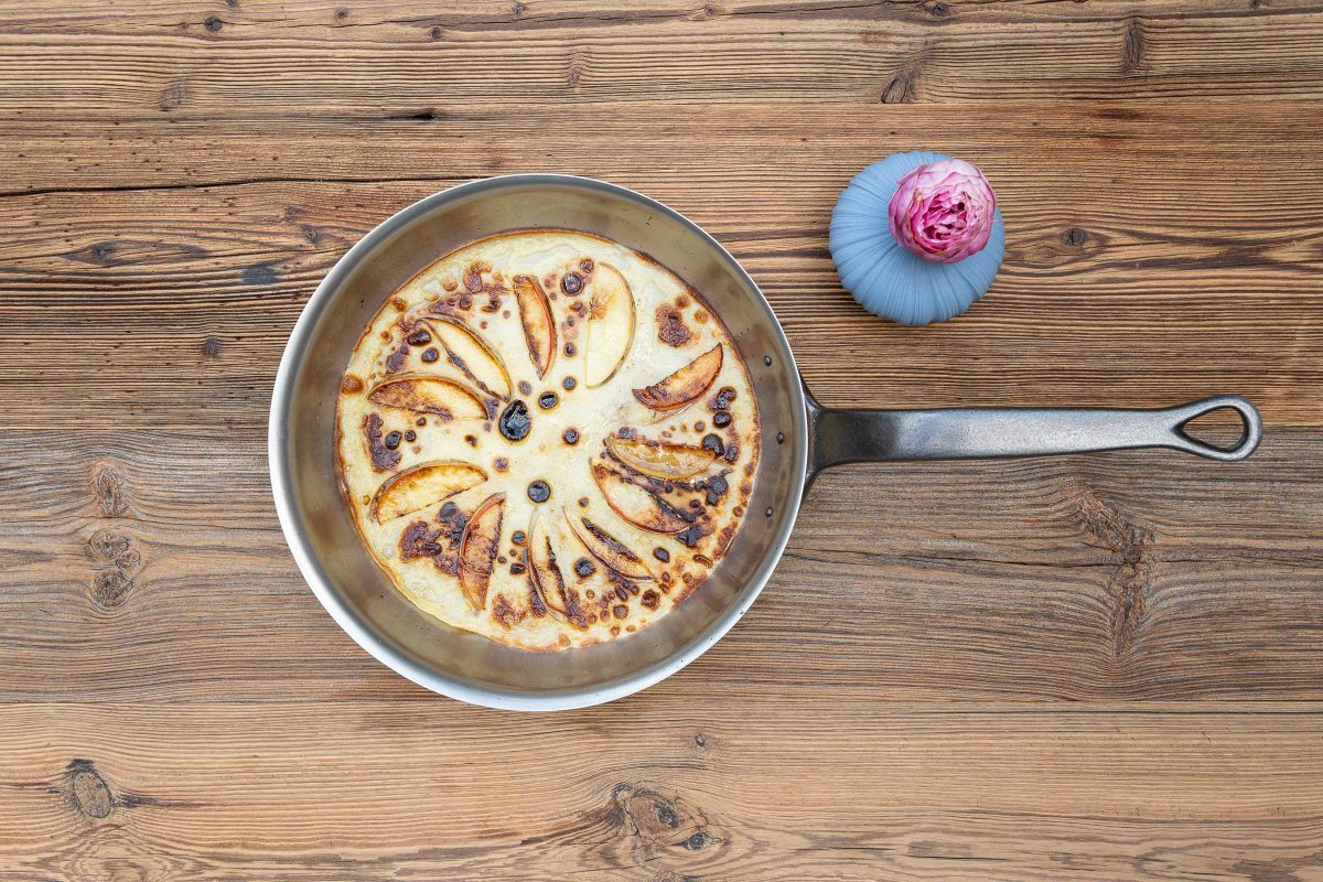 Make simple apple pancakes in the pan yourself