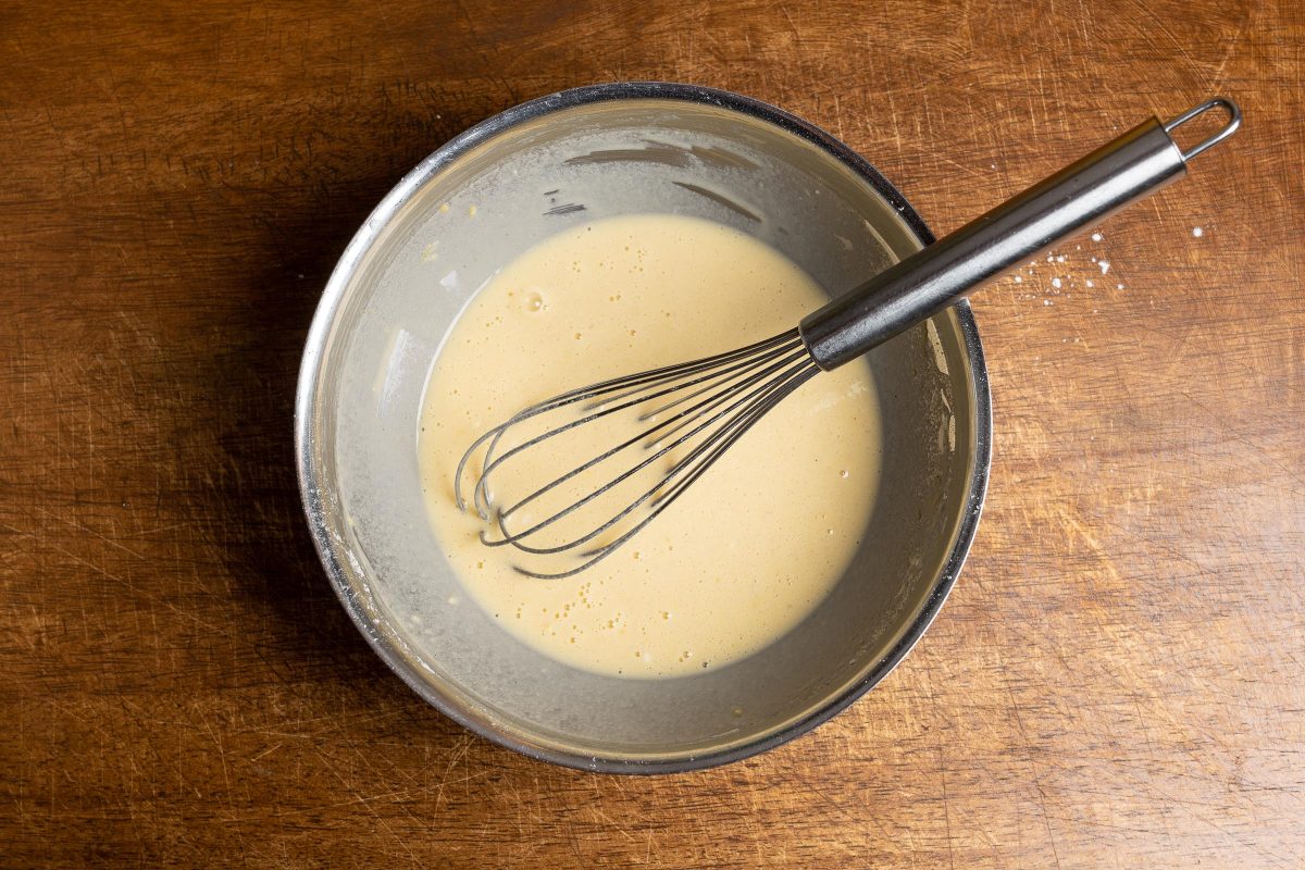 Mix the pancake batter, the batter is ready in the bowl