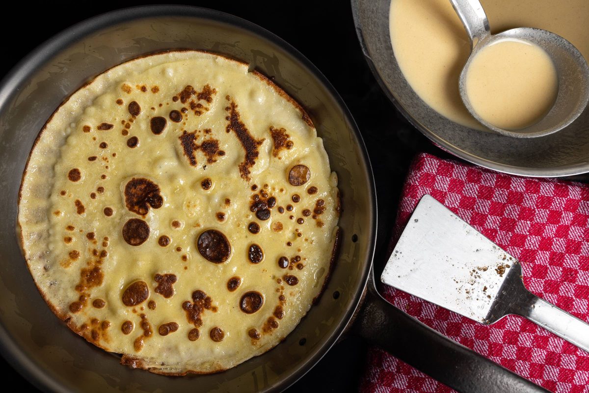 Turn the pancakes, turn them in the pan.