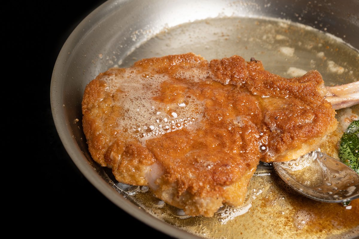 Pour the Cotoletta Milanese in the pan with clarified butter