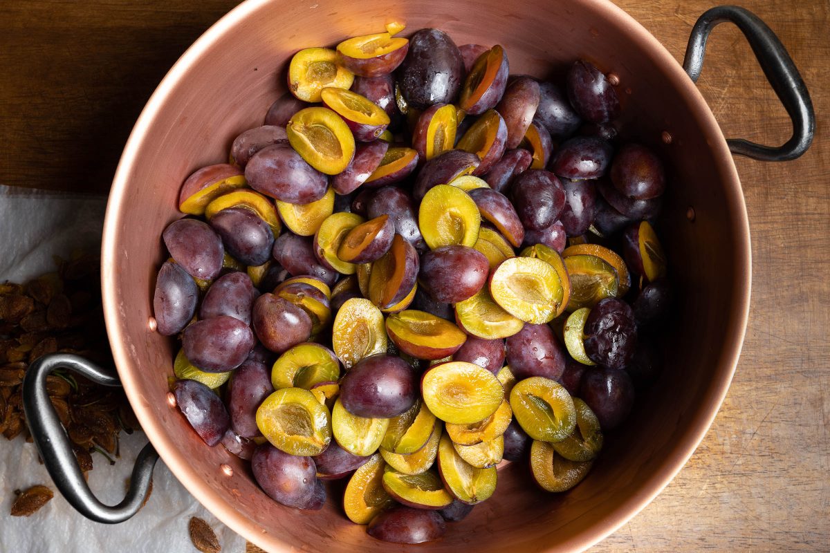 Plums or plums, pitted, prepared for plum sauce