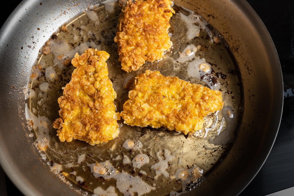 Fish breaded in cornflakes in the pan